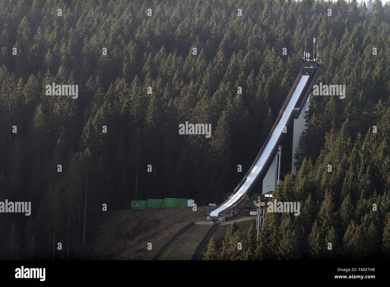 Schonach, Allemagne. 06Th Jan, 2016. L'Langenwald le saut à ski hill au milieu d'une forêt verdoyante à Schonach, en Allemagne, 01 janvier 2016. La Coupe du monde de combiné nordique à Schonach prévue le 09 et 10 janvier a été annulée en raison du manque de neige. Photo : PATRICK SEEGER/dpa/Alamy Live News Banque D'Images