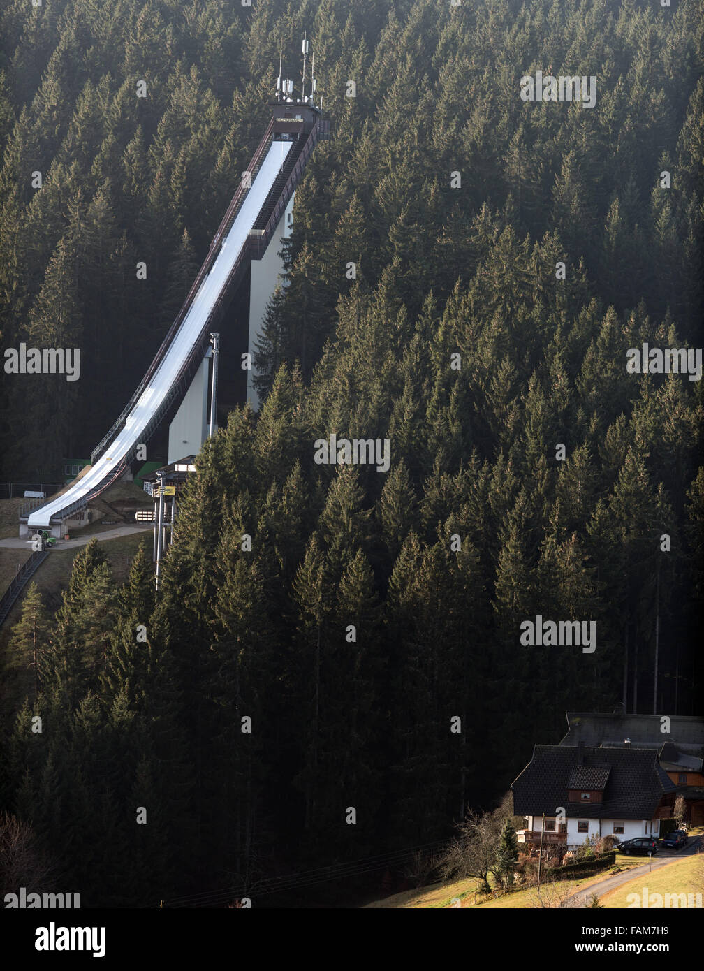 Schonach, Allemagne. 06Th Jan, 2016. L'Langenwald le saut à ski hill au milieu d'une forêt verdoyante à Schonach, en Allemagne, 01 janvier 2016. La Coupe du monde de combiné nordique à Schonach prévue le 09 et 10 janvier a été annulée en raison du manque de neige. Photo : PATRICK SEEGER/dpa/Alamy Live News Banque D'Images