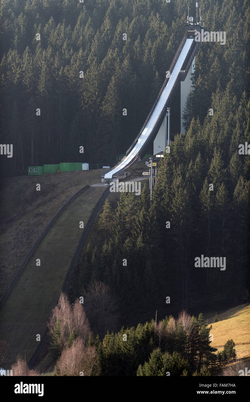 Schonach, Allemagne. 06Th Jan, 2016. L'Langenwald le saut à ski hill au milieu d'une forêt verdoyante à Schonach, en Allemagne, 01 janvier 2016. La Coupe du monde de combiné nordique à Schonach prévue le 09 et 10 janvier a été annulée en raison du manque de neige. Photo : PATRICK SEEGER/dpa/Alamy Live News Banque D'Images