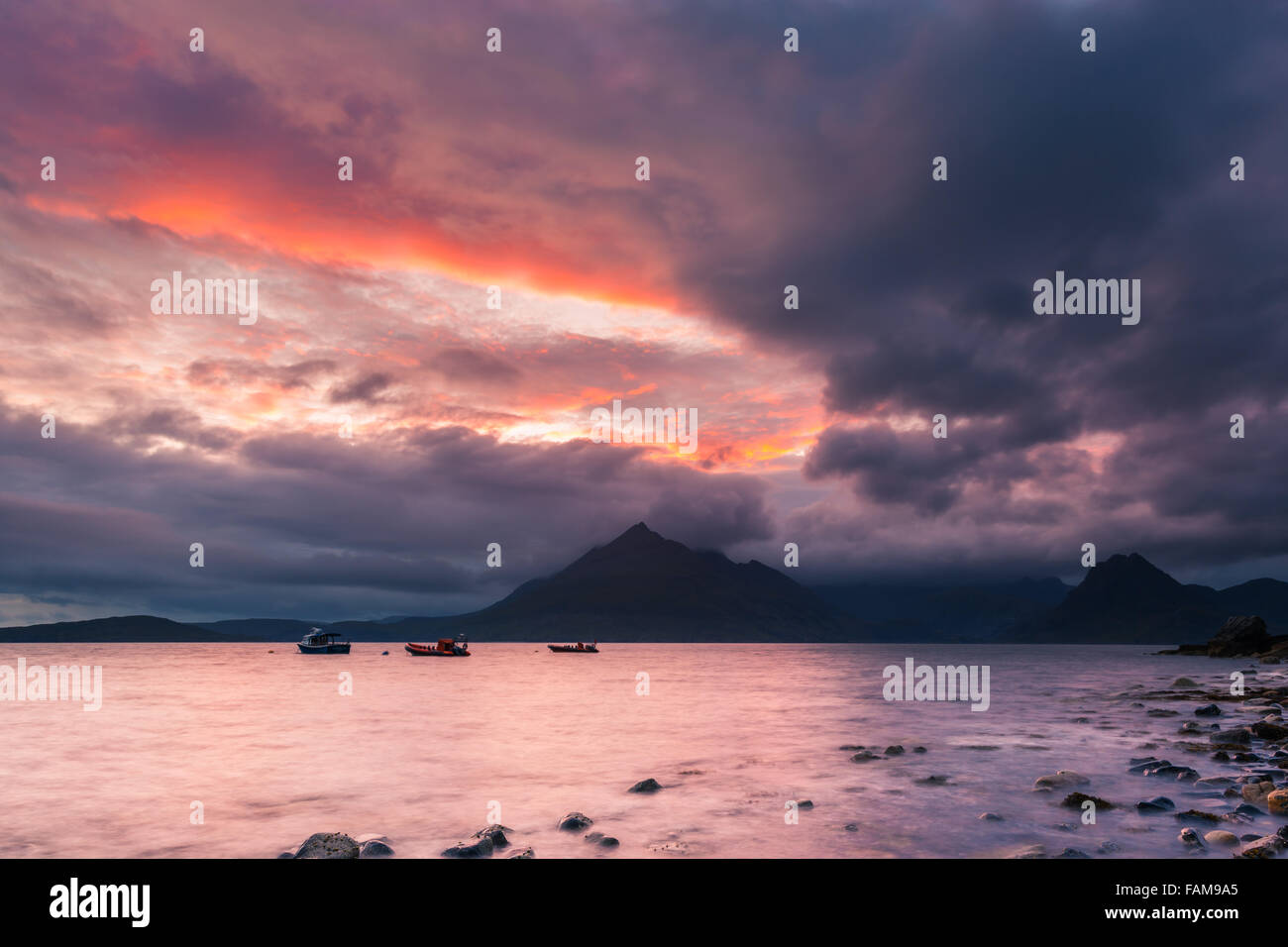 Coucher du soleil à Elgol Beach, île de Skye, Écosse Banque D'Images