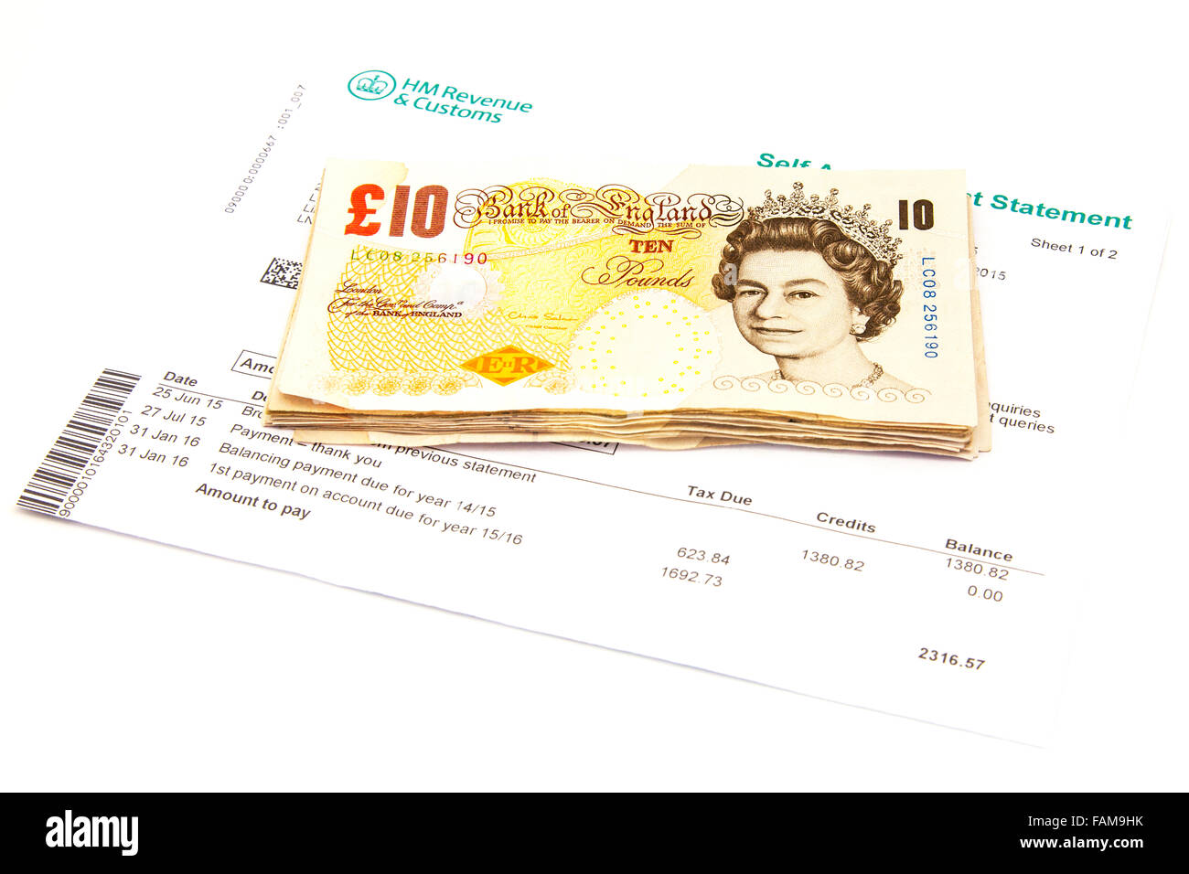 Le projet de loi de l'impôt paiement dû HM Revenue and Customs UK impôts paient argent découpe déclaration découper fond blanc copie espace isolé Banque D'Images