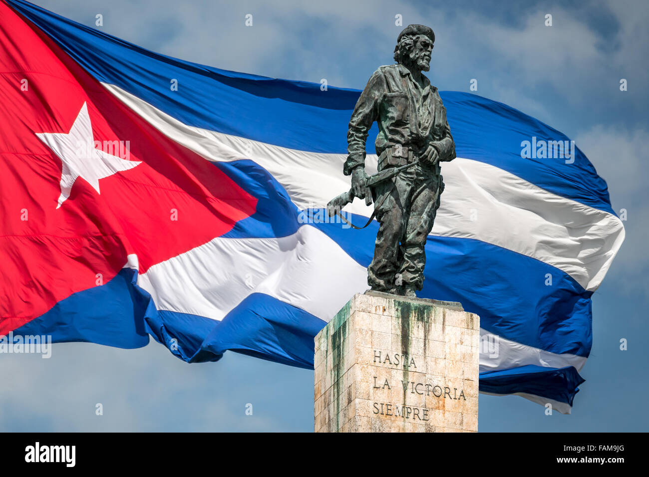 Le Che Guevara en bronze superposées sur le drapeau national de Cuba. Banque D'Images