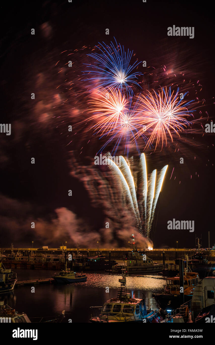 D'artifice Nouvel An de Ramsgate Royal Harbour avec la flotte commerciale au premier plan. Banque D'Images