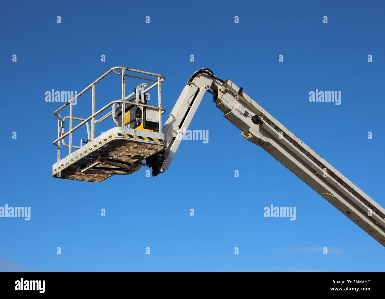 Grue industrielle Mobile Panier Ascenseur isolé sur fond de ciel bleu Banque D'Images