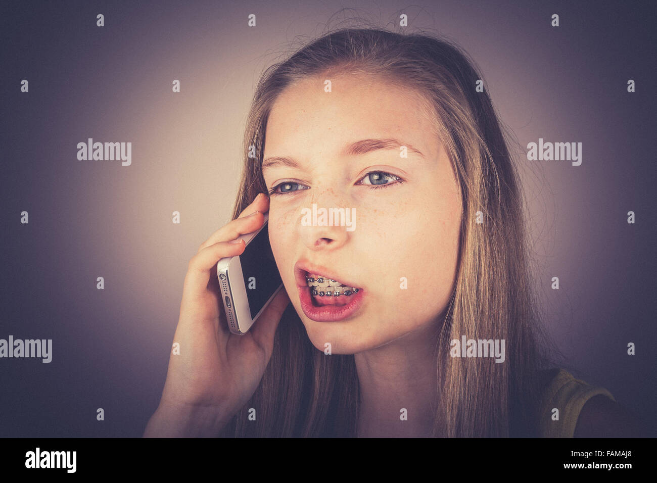 Portrait of teenage girl a téléphoné à l'effet de grain, avec indignation, vintage, old fashion Banque D'Images