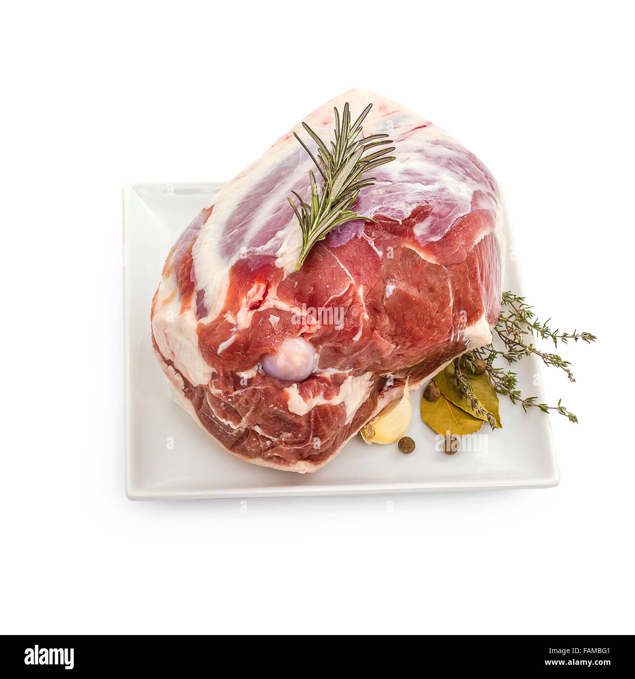 Agneau brut avec de l'os de la jambe, épices, isolé sur blanc, vue d'en haut Banque D'Images