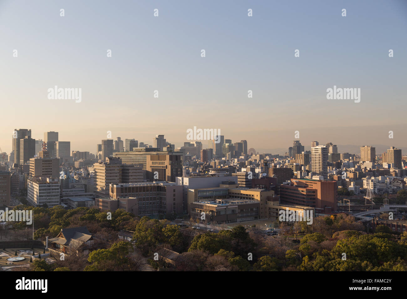 Photographie d'Osaka skyline prises du château. Banque D'Images