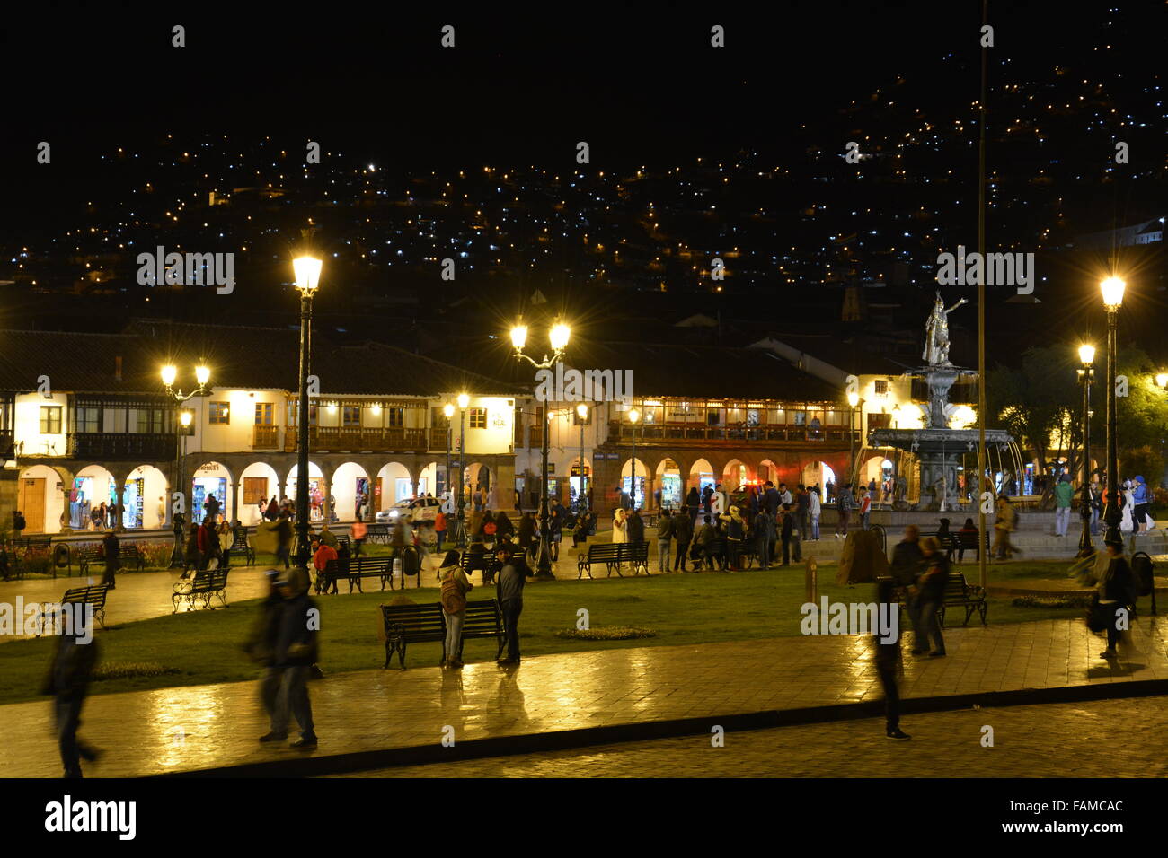 La Plaza de Armas de nuit dans la ville de Cusco, Pérou Banque D'Images