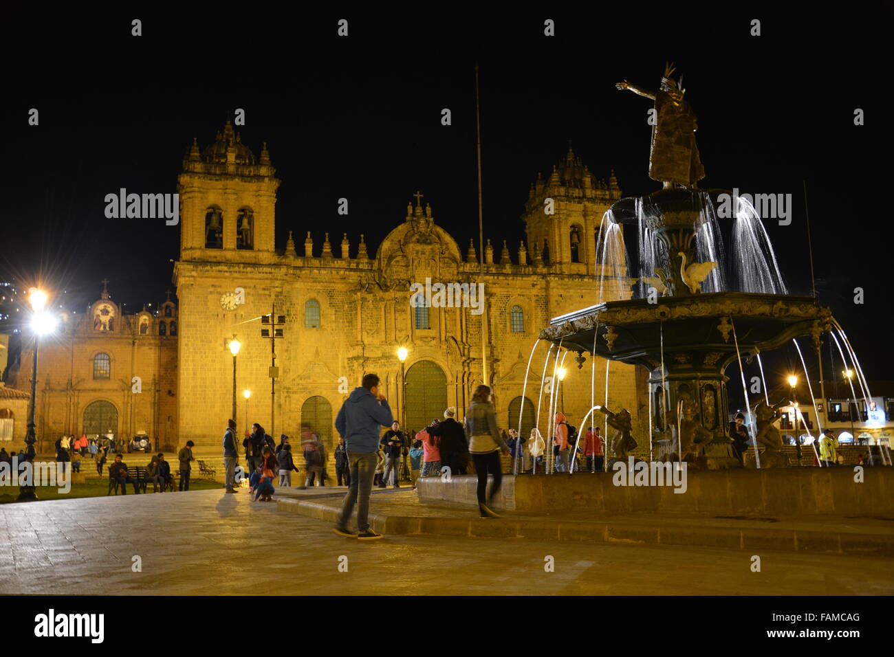 La Catedral et statue de Pachacuti dans la Plaza de Armas de nuit dans la ville de Cusco, Pérou Banque D'Images