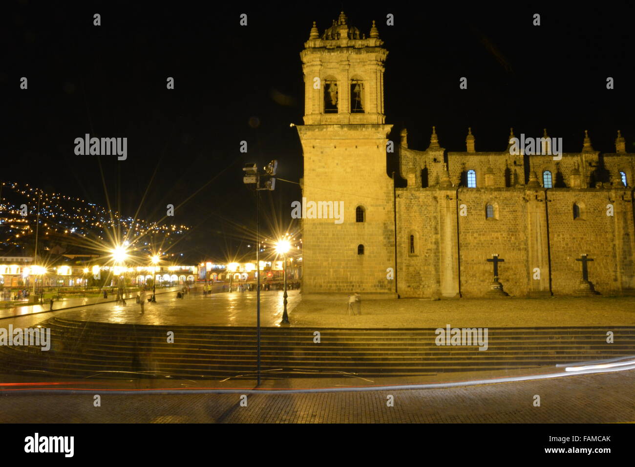La Catedral, la cathédrale, qui donne sur la Plaza de Armas de nuit dans la ville de Cusco, Pérou Banque D'Images