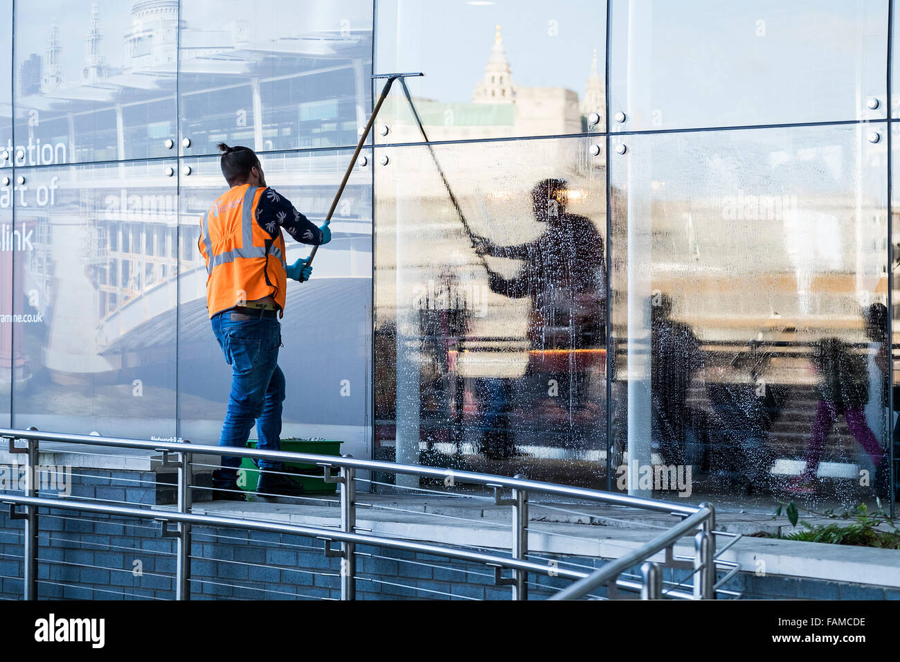 Nettoyant au travail - un travailleur nettoyer les fenêtres de Blackfriars Station sur la rive sud de Londres. Banque D'Images