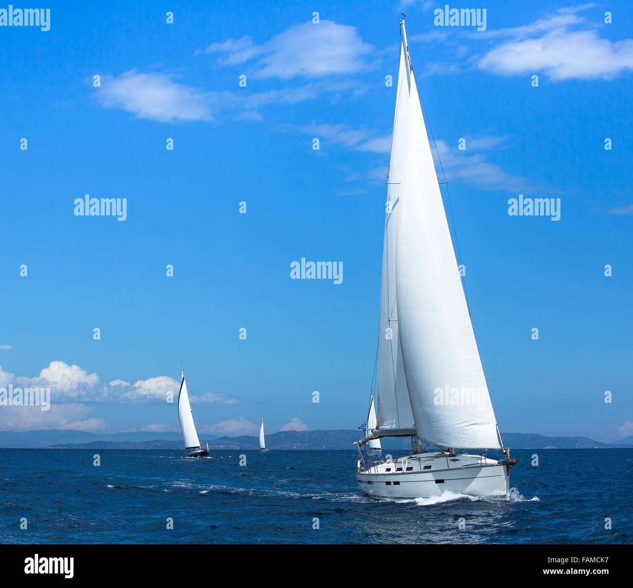 Les bateaux à voile Bateaux à voiles blanches dans la mer ouverte. Yacht à voile à la course. Banque D'Images