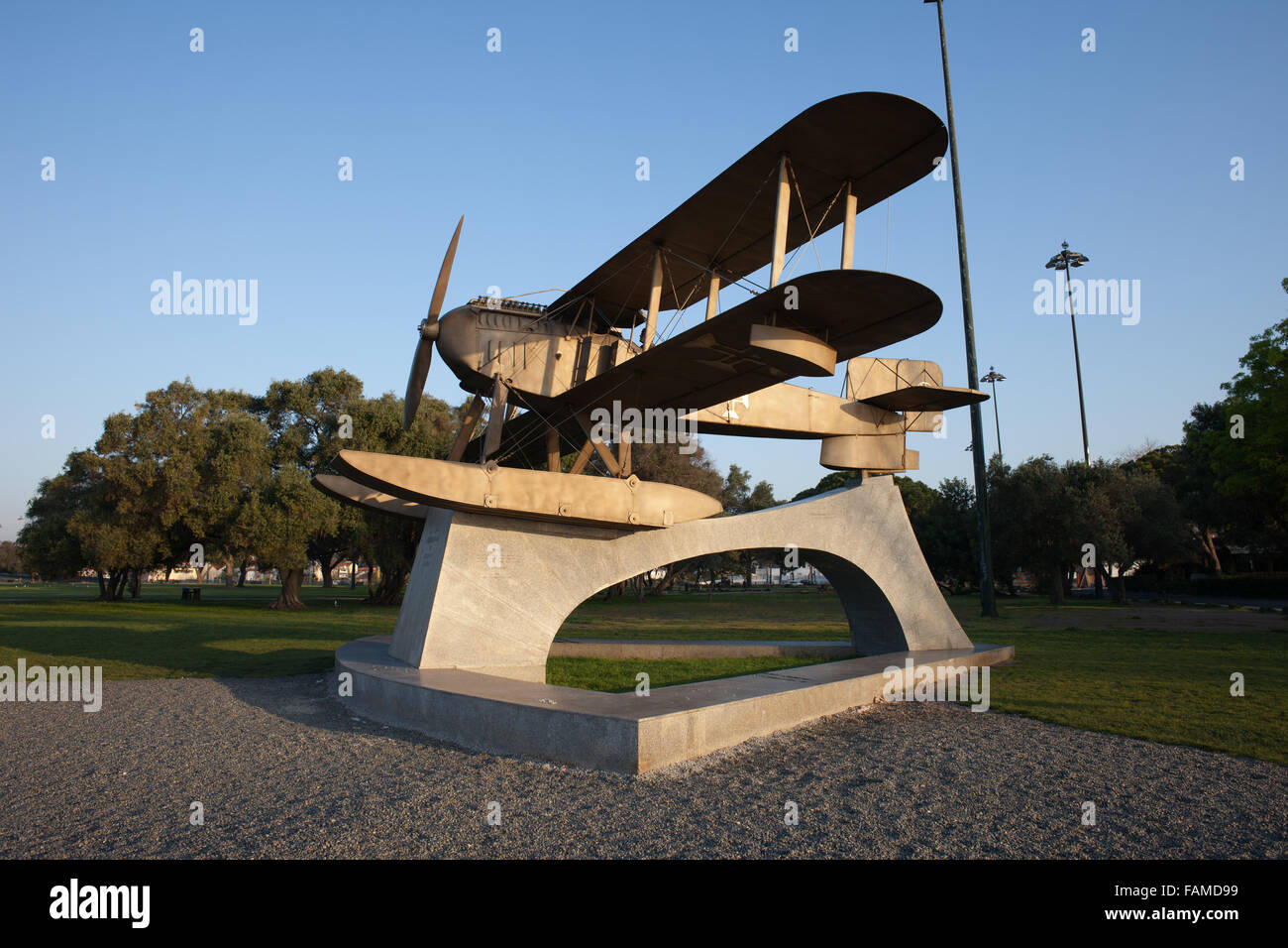Portugal, Lisbonne, Belém, monument de Santa Cruz d'hydravions Fairey réplique utilisée par Coutinho et Cabral pour leurs transatlantic flig Banque D'Images