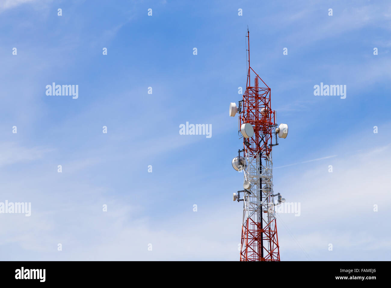 Grande antenne pour diffuser la télé et radio avec ciel bleu Banque D'Images