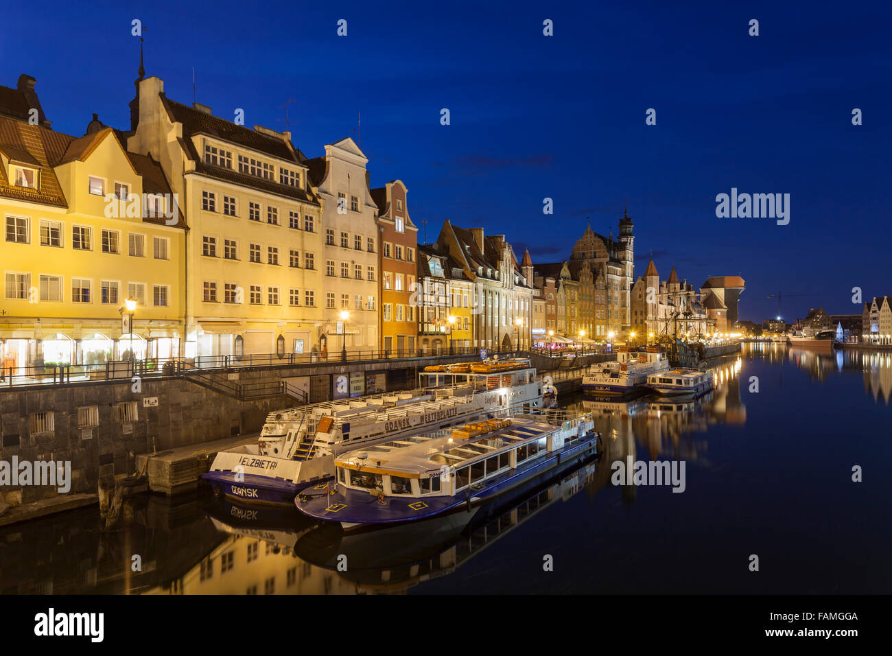 Soirée au bord de la rivière sur la rivière motlawa Gdansk en Pologne, la vieille ville. Banque D'Images