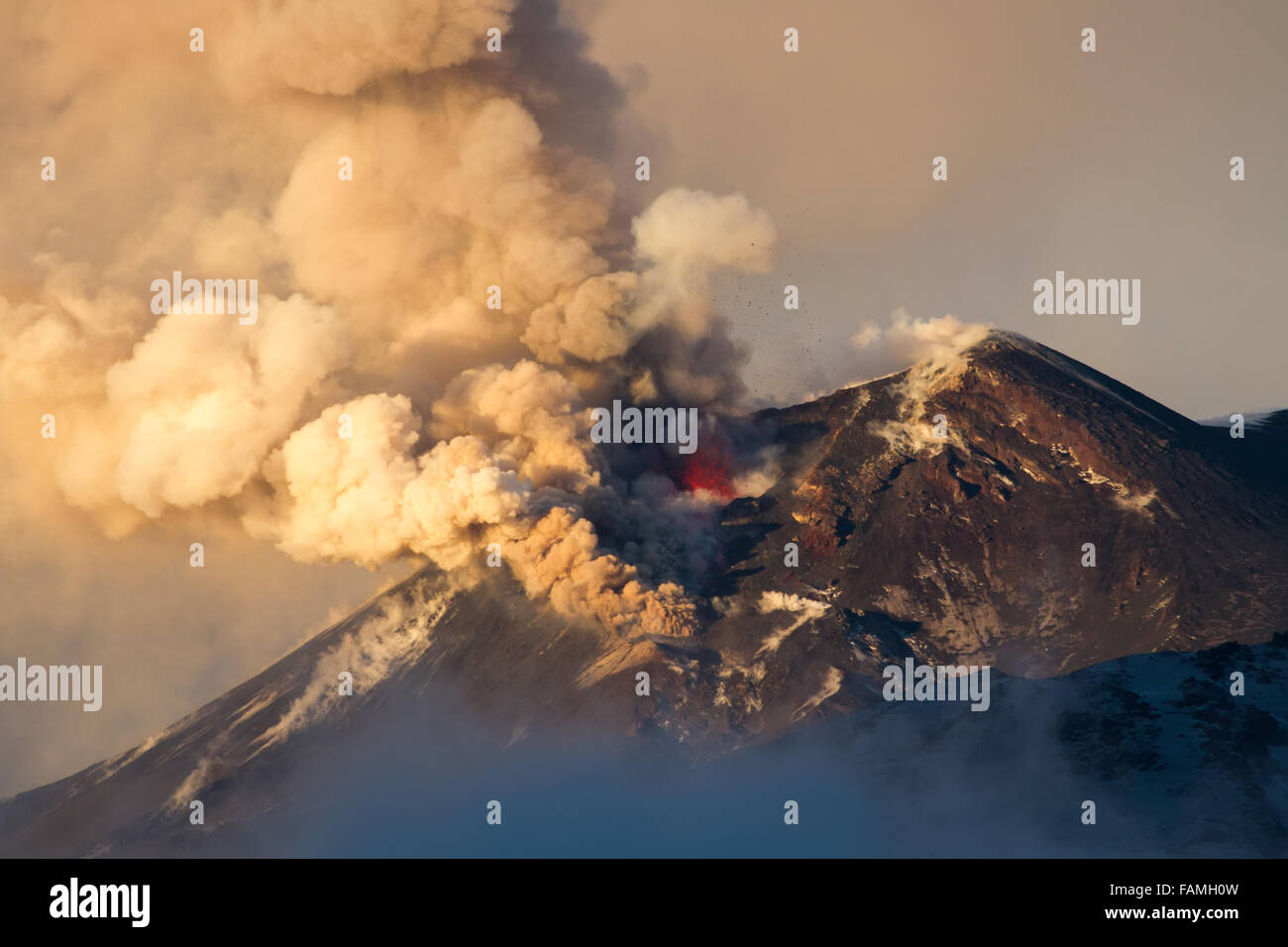 De l'éruption du volcan. Etna éruption du cratère Voragine. Credit : Wead/Alamy Live News Banque D'Images