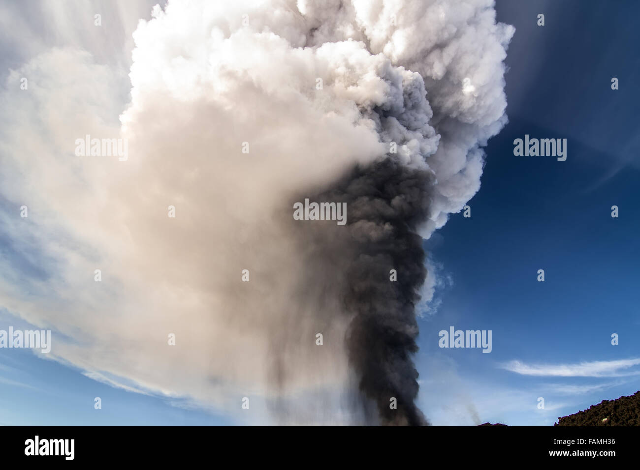 De l'éruption du volcan. Etna éruption du cratère Voragine. Credit : Wead/Alamy Live News Banque D'Images