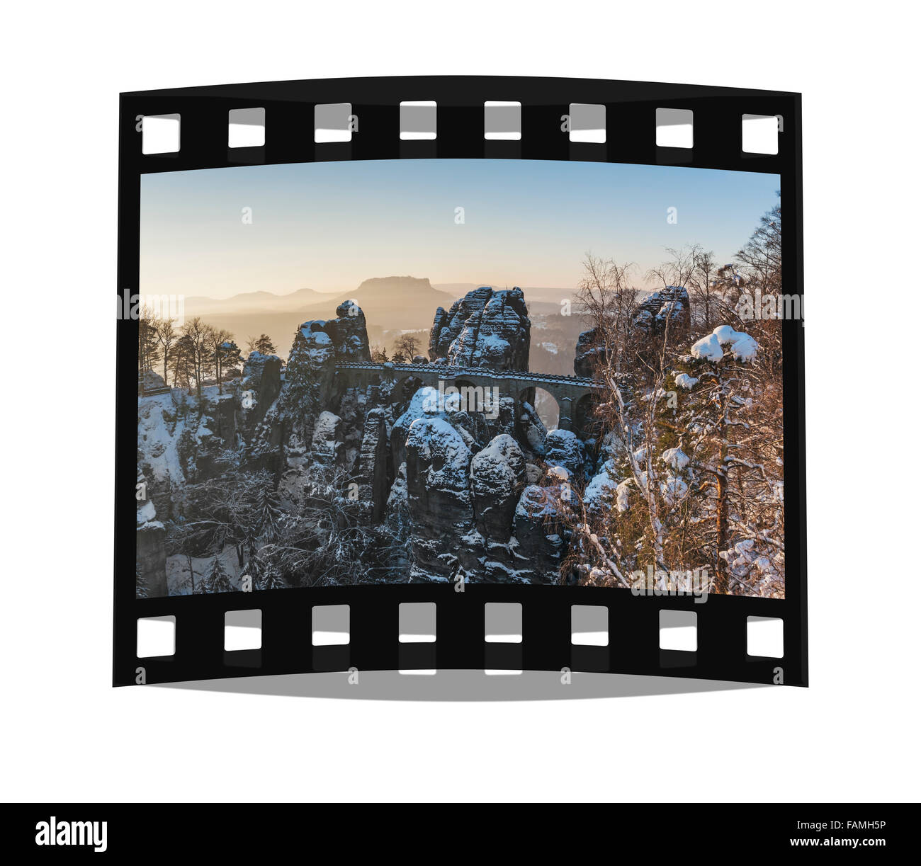 Rock formation Bastei (Bastion) et la montagne de la table Lilienstein, Lohmen, la Suisse saxonne près de Dresde, Saxe, Allemagne, Europe Banque D'Images