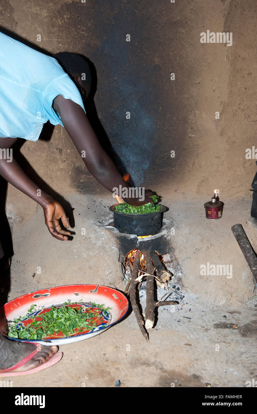 Les verts d'ébullition sur un feu ouvert pour prendre un repas, au Kenya. Banque D'Images