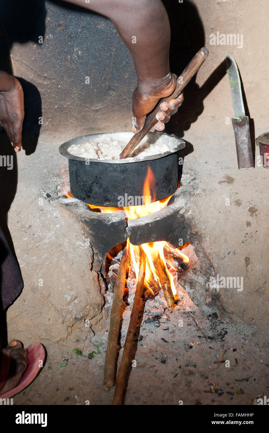 Repas de cuisine sur un feu ouvert dans une petite unité de cuisine de base, au Kenya. Banque D'Images