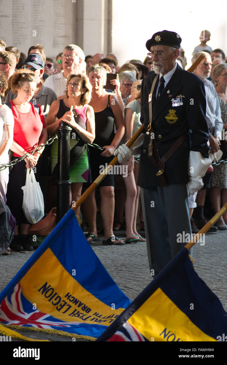 Menhin Gate, membres de la Royal British Legion moins élevées au soir acte du souvenir. Banque D'Images