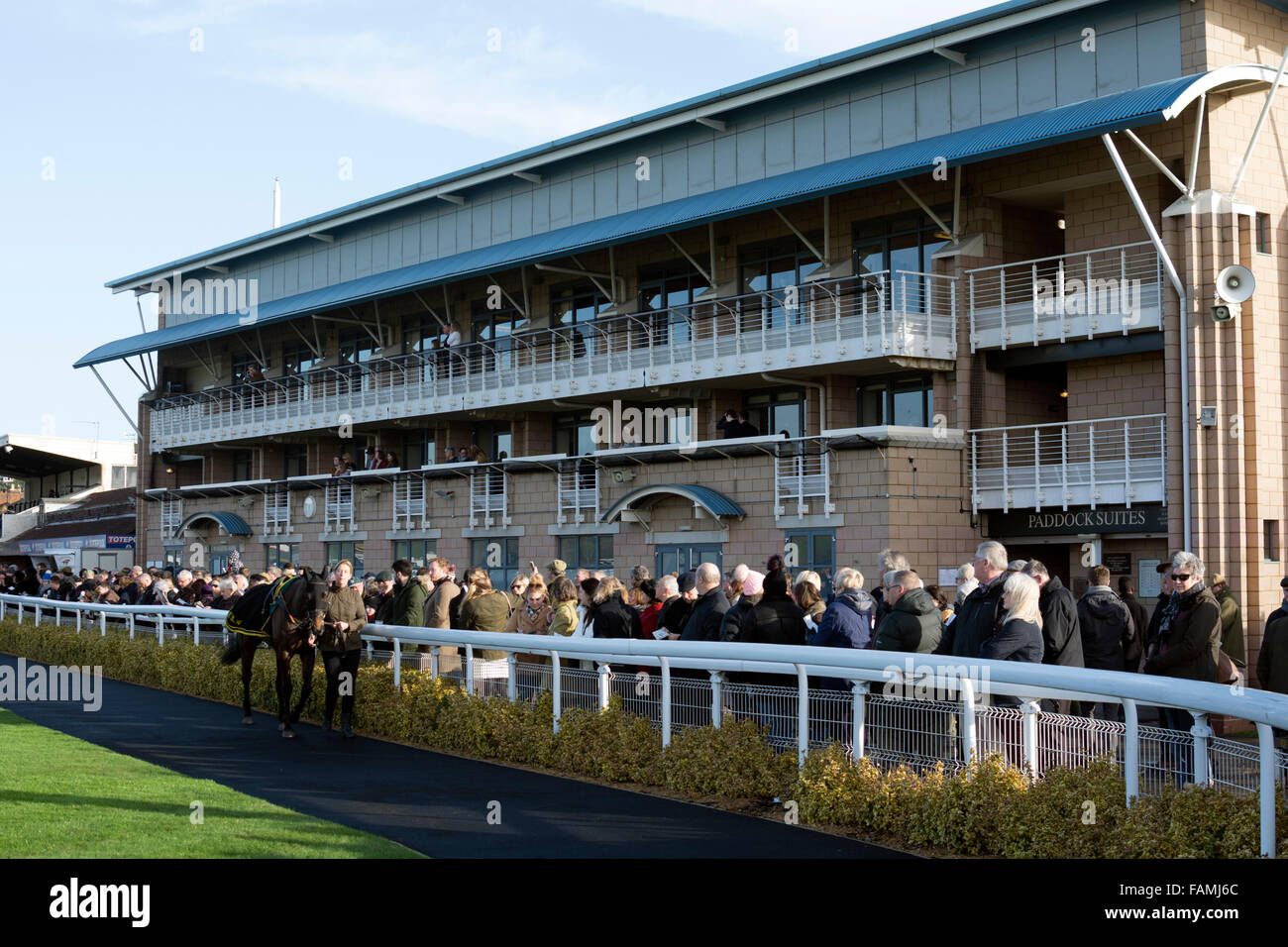 Tribune et parade à l'hippodrome de Warwick, Royaume-Uni Banque D'Images