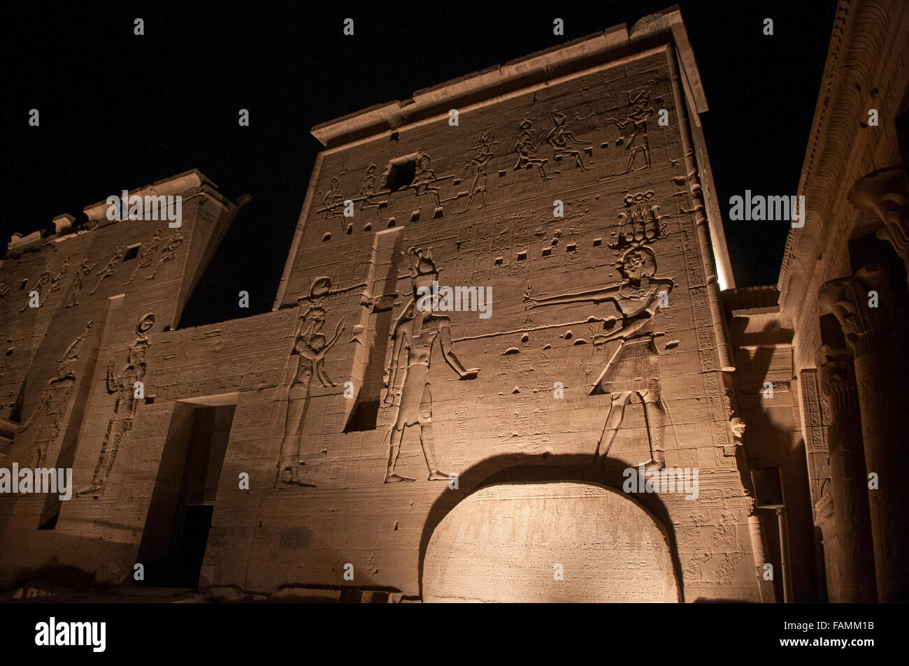 Reliefs hiéroglyphiques au parvis du Temple d'Isis dans le temple de Philae sur l'île Agilkia complexes dans le réservoir du barrage d'Assouan Egypte basse Banque D'Images