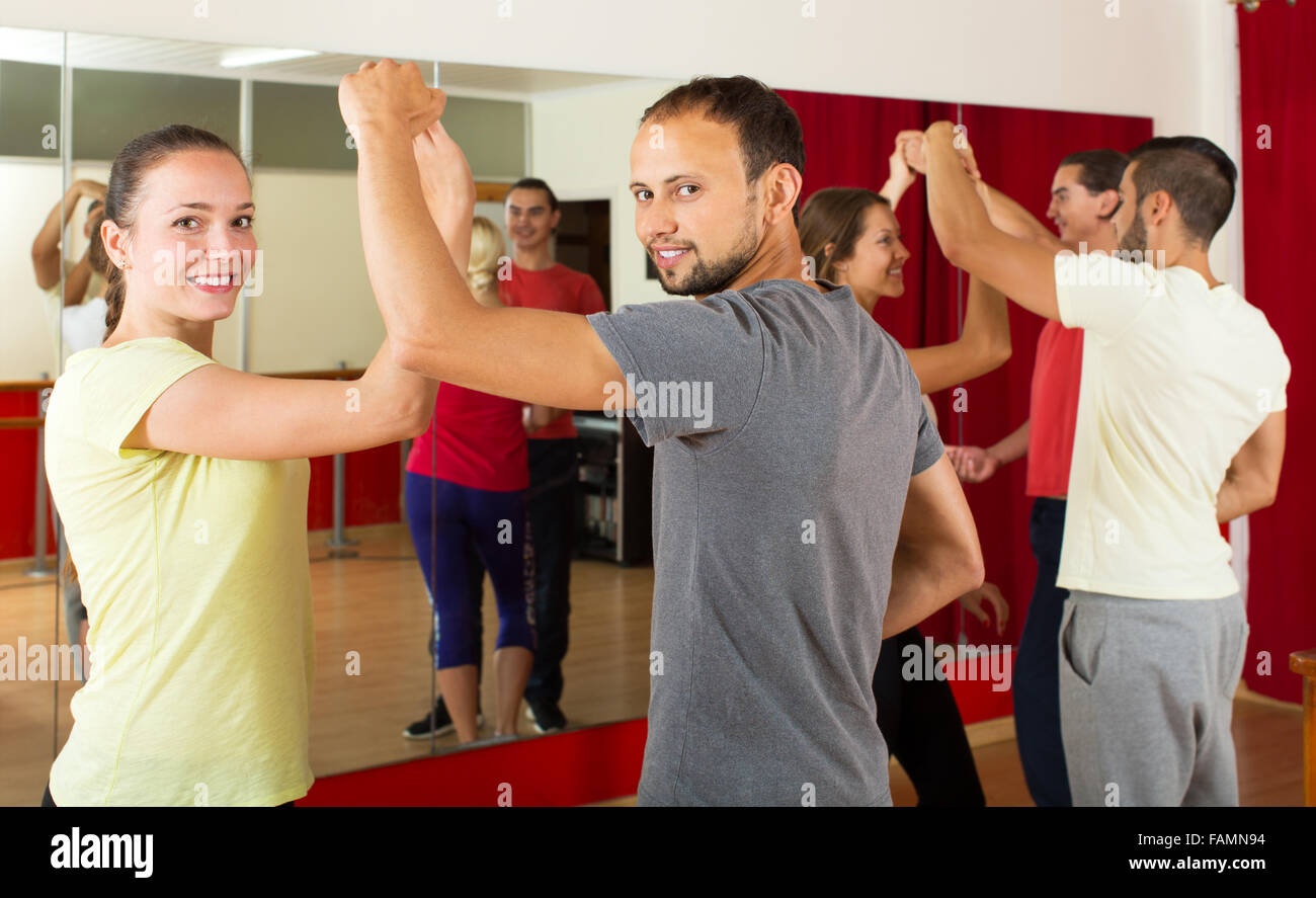 Les jeunes gais en classe de danse latino danse Banque D'Images