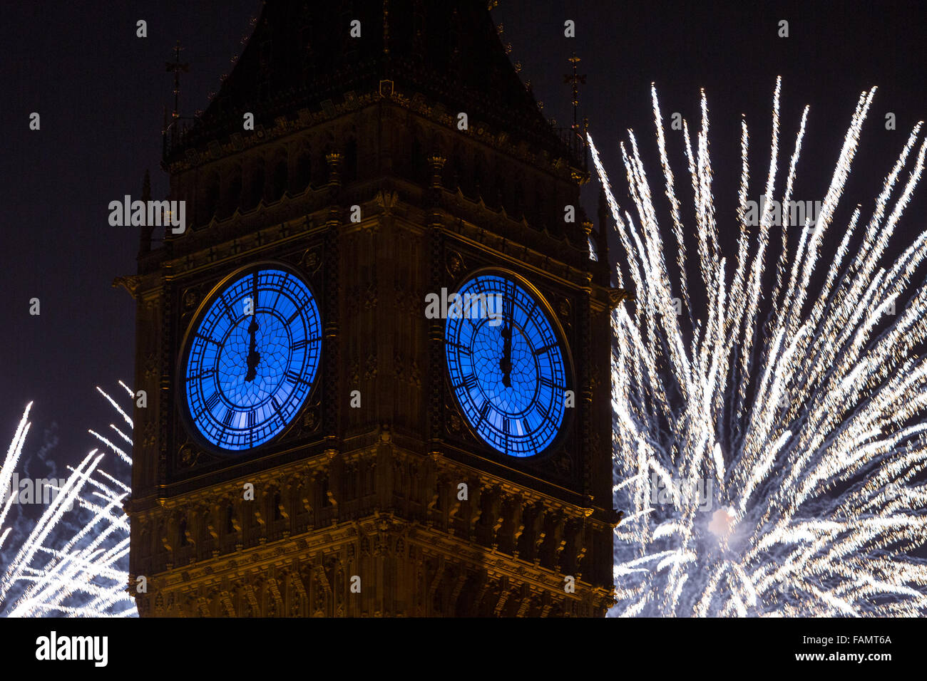 Londres, Royaume-Uni. 1er janvier 2016. D'artifice exploser et allume le Big Ben à la place du Parlement juste après minuit le 1er janvier 2016 à Londres, en Angleterre. Credit : Londres pix/Alamy Live News Banque D'Images