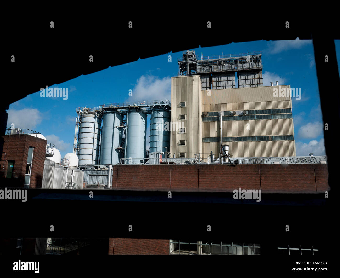 Extérieur de Guinness Storehouse, Dublin, Irlande montrant encadrée de l'intérieur de réservoirs de stockage Banque D'Images