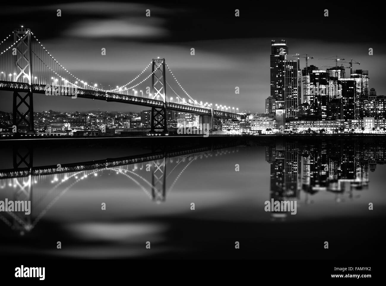 La baie de San Francisco la nuit en noir et blanc. Bay Bridge et l'horizon de San Francisco. Monochrome. Banque D'Images