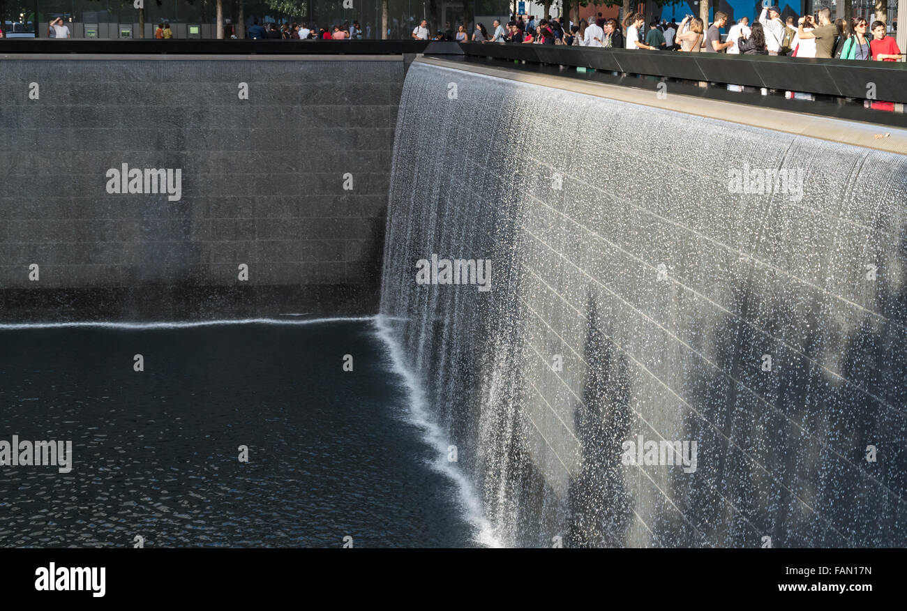 Le mémorial du World Trade Center dans le stand des fontaines de l'empreinte en mémoire de deux tours les attaques terroristes du 11 septembre Banque D'Images