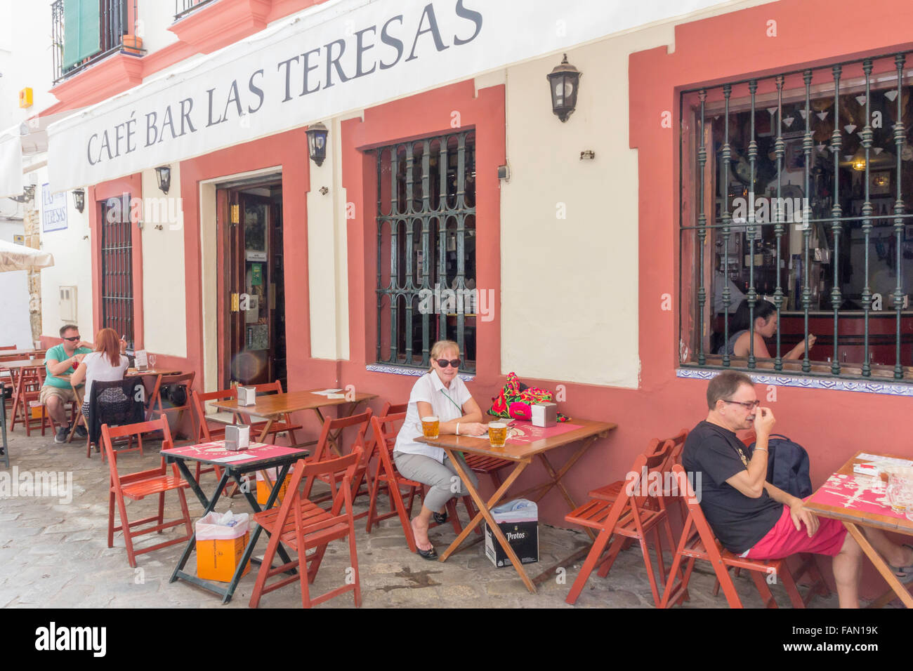 Séville, Spain-September 2e 2015 : les touristes assis aux tables en plein air dans un café-bar. Il y a beaucoup de tels établissements dans le vieux Se Banque D'Images