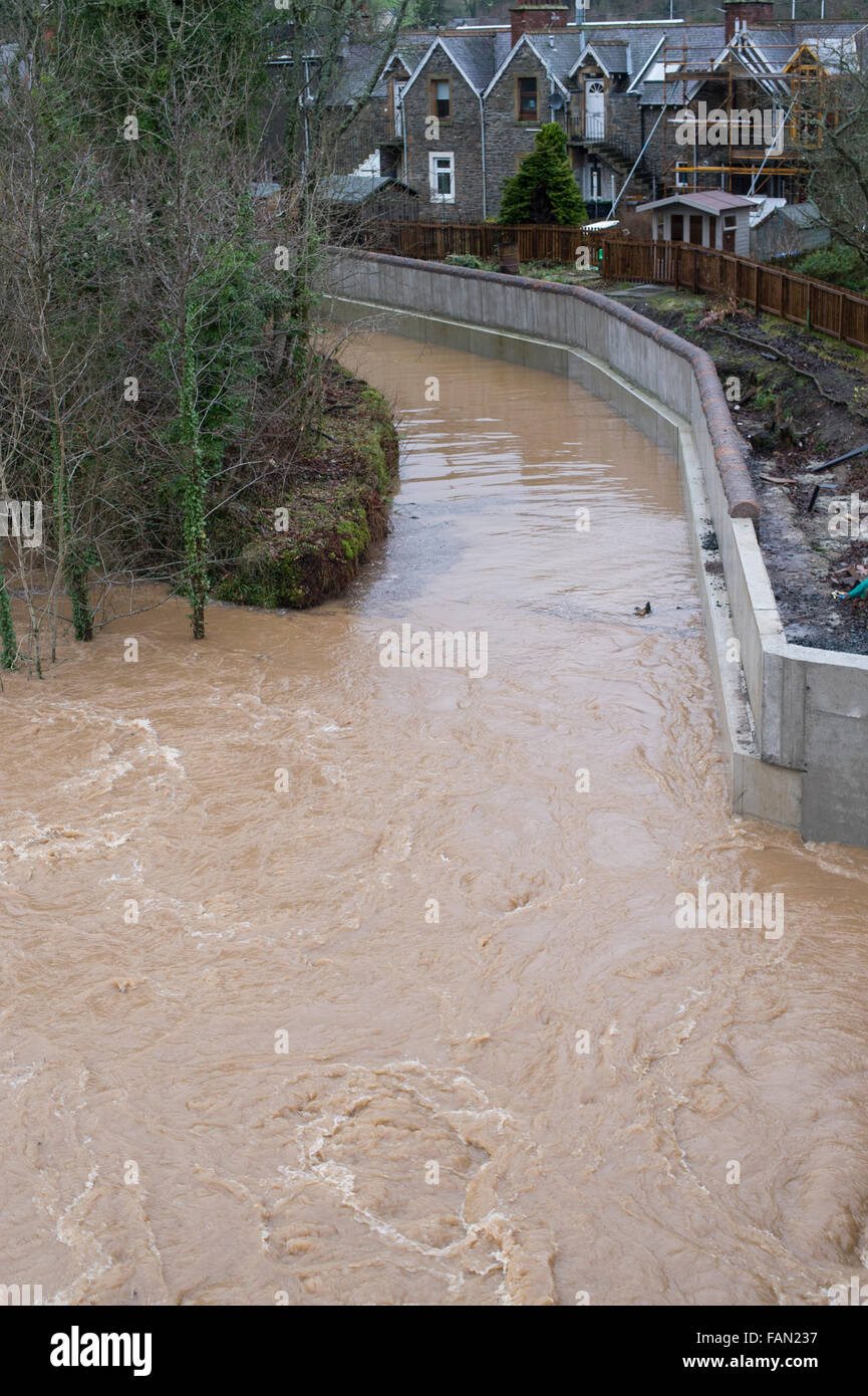 Les défenses contre les inondations le long de l'Ettrick Water, un affluent de la rivière Tweed à Selkirk, Ecosse Banque D'Images