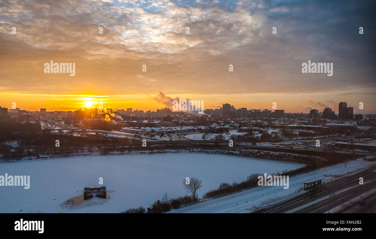 Tôt le matin, le golden sun s'élève au-dessus d'Ottawa et Gatineau. Banque D'Images