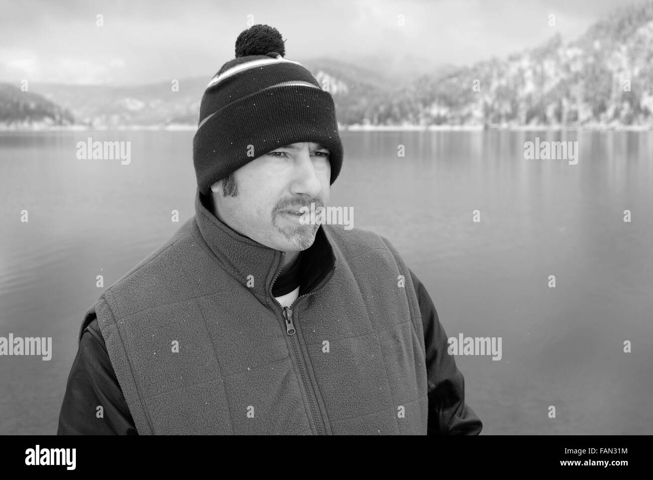 L'homme par un lac d'hiver Banque D'Images