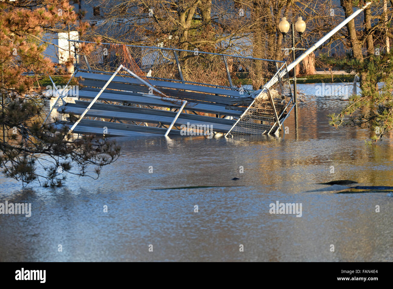 Valley Park, Missouri, États-Unis. 1er janvier 2016. Les eaux de crue de la rivière Meramec près du parc à proximité, dans la vieille ville de Fenton. Crédit : Gino's Premium Images/Alamy Live News Banque D'Images