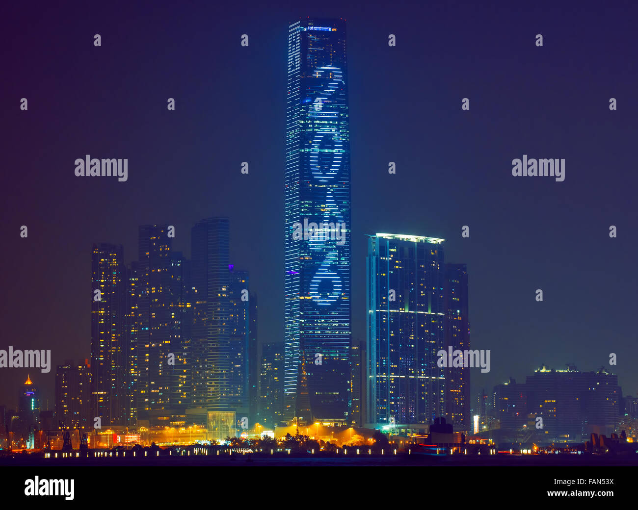 Hong Kong. 1er janvier 2016. La nouvelle ville de Kowloon et de Hong Kong, le plus haut bâtiment de l'International Commerce Centre d'éclairage CPI pour le 1er janvier Nouvel an 2016, Hong Kong, Chine. Credit : Bob Henry/Alamy Live News Banque D'Images