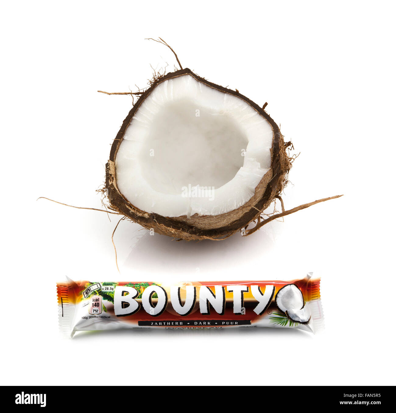 Noix de Coco Chocolat Bounty bar avec une demi-noix de coco sur un fond blanc Banque D'Images