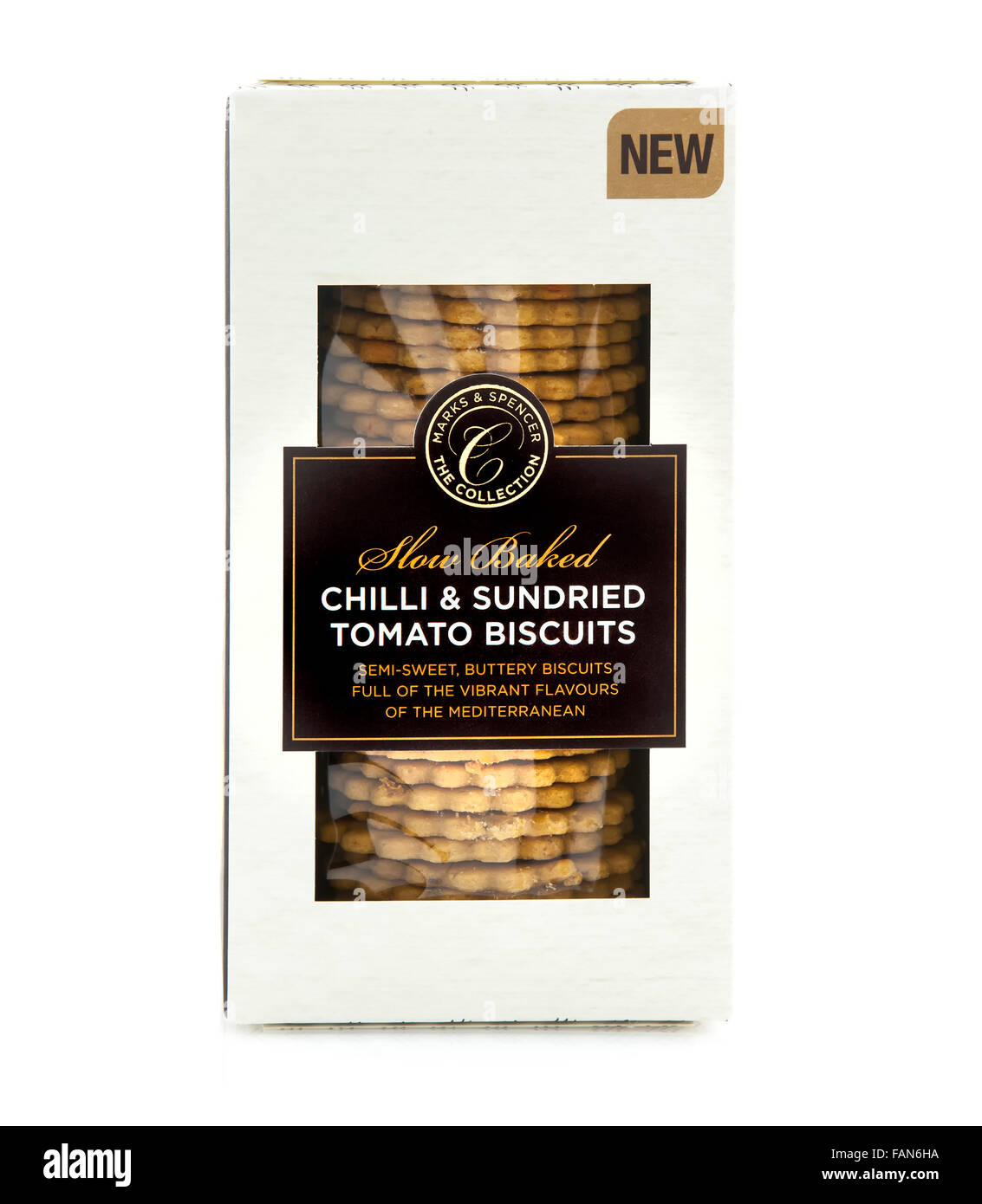 Marks and Spencer soutenu lent & Piment Biscuits aux tomates séchées sur un fond blanc Banque D'Images