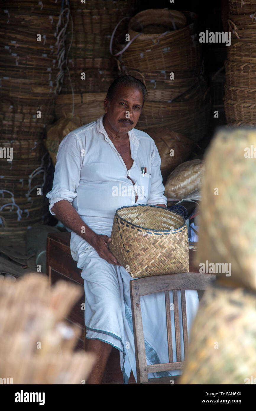 VARKALA, INDE - Le 18 octobre 2015 non identifié : panier de bambou bouilloire dans Varkala, Inde. Industries basées en bambou en Inde provid Banque D'Images