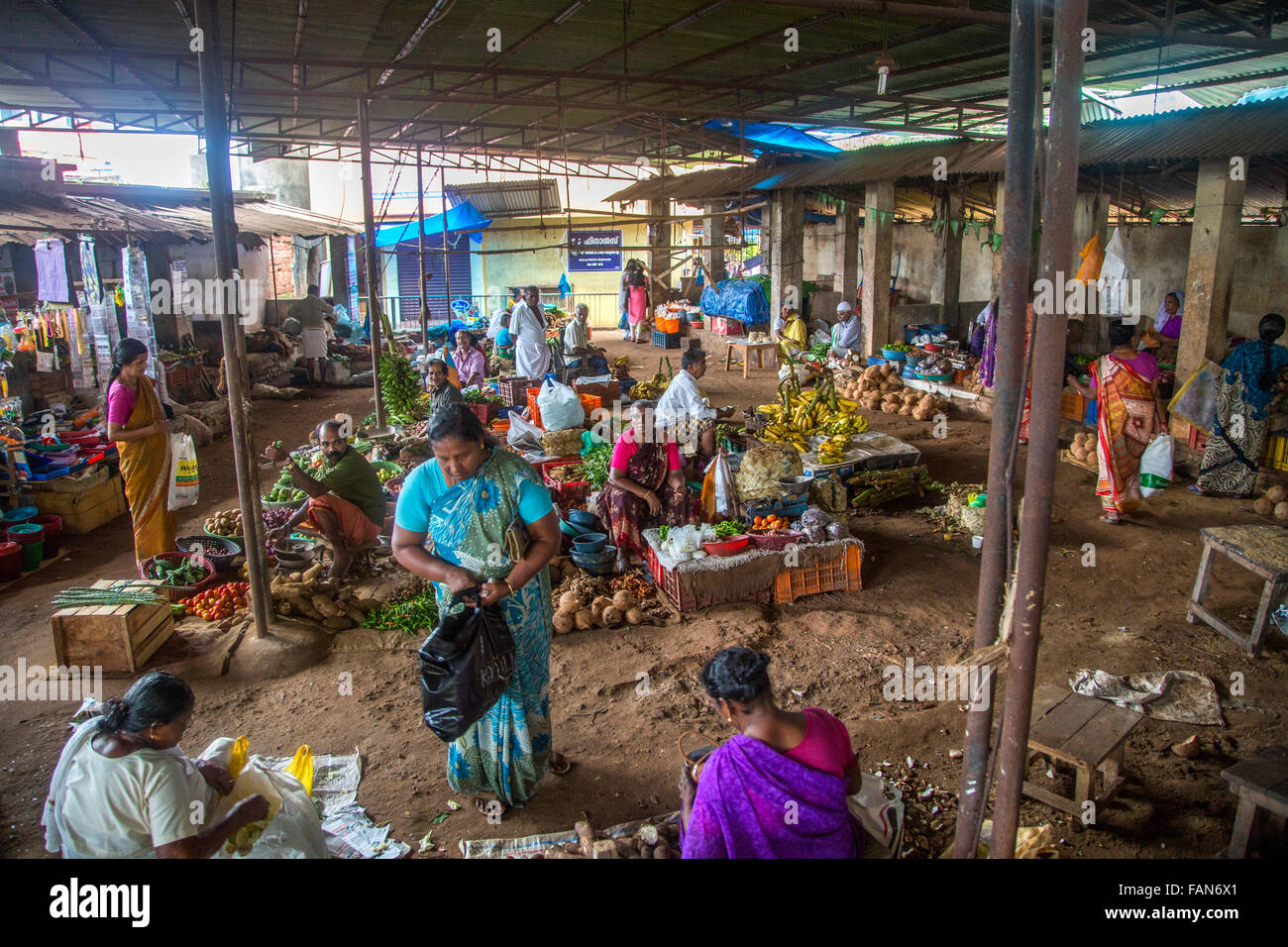 VARKALA, INDE - Le 18 octobre 2015 : personnes non identifiées sur le marché l'achat et la vente de produits de l'agriculture. Kerala produit Banque D'Images