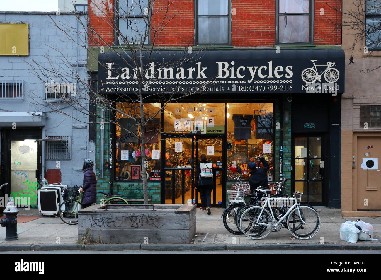 Vue Mer, 376 Bedford Avenue, Brooklyn, New York. vitrine extérieure d'un magasin de vélos dans la région de Williamsburg. Banque D'Images