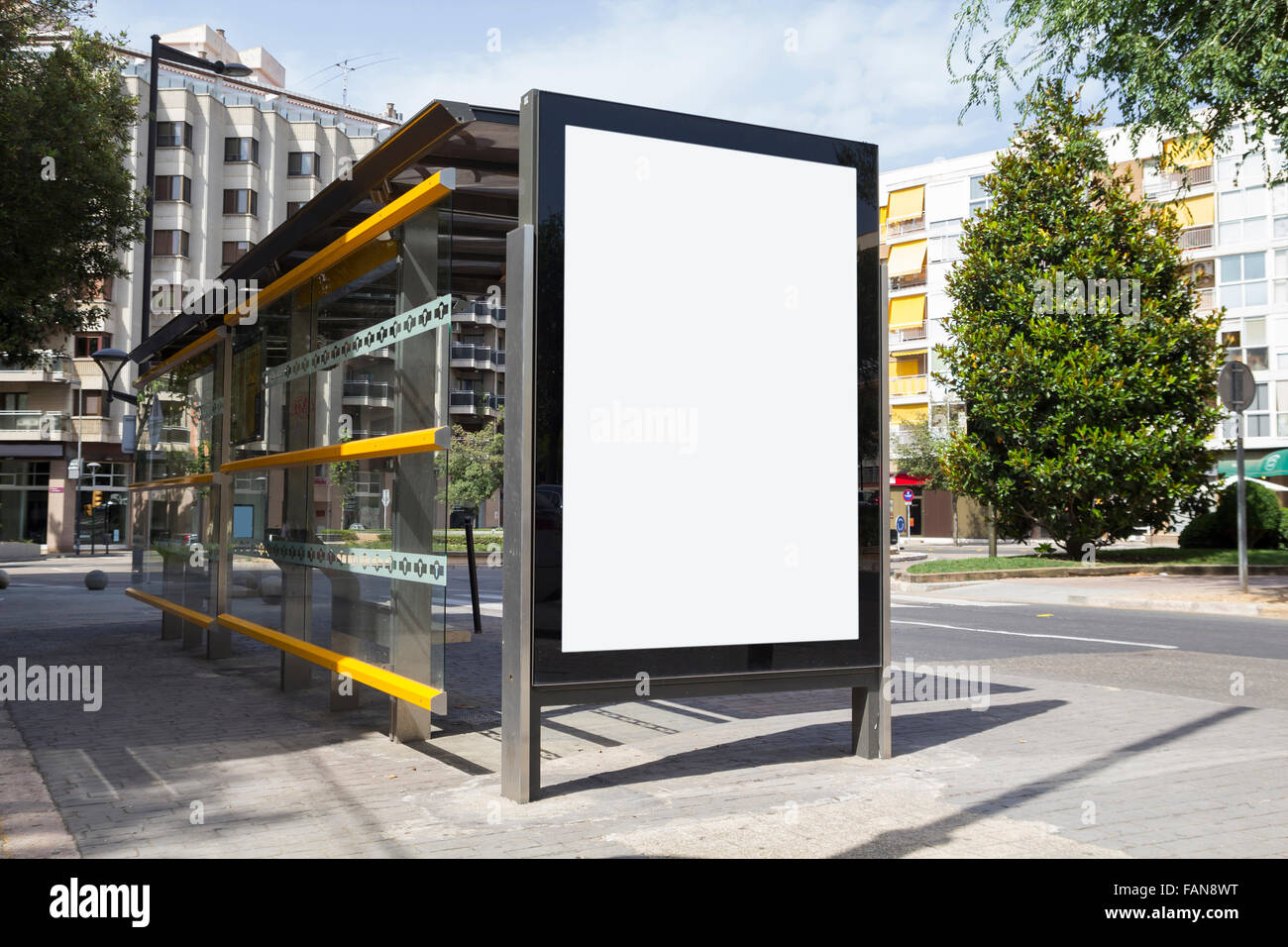 Blank billboard dans un arrêt de bus Banque D'Images