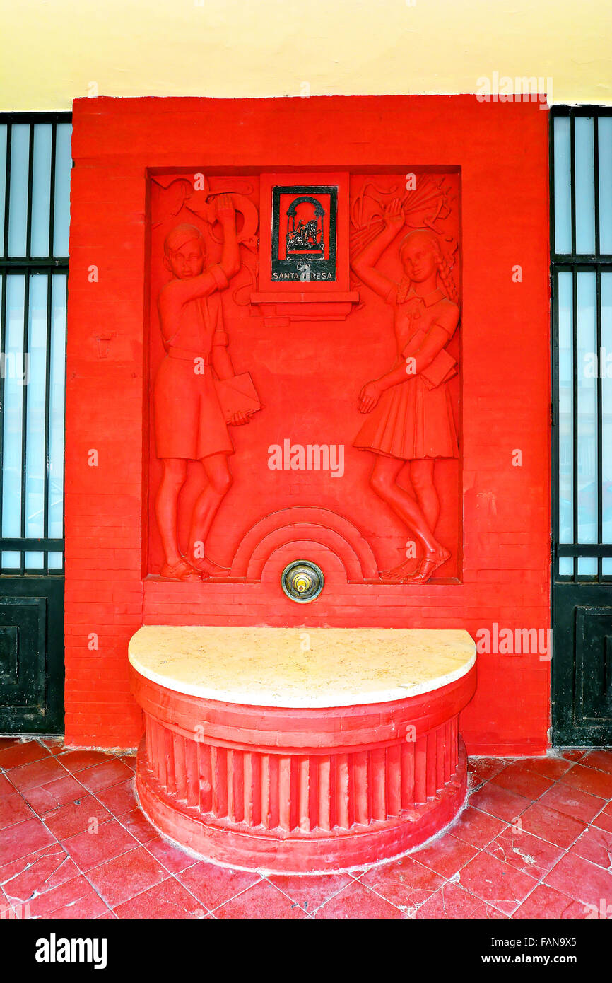 Cadix espagne fontaine rouge l'école Santa Teresa Banque D'Images