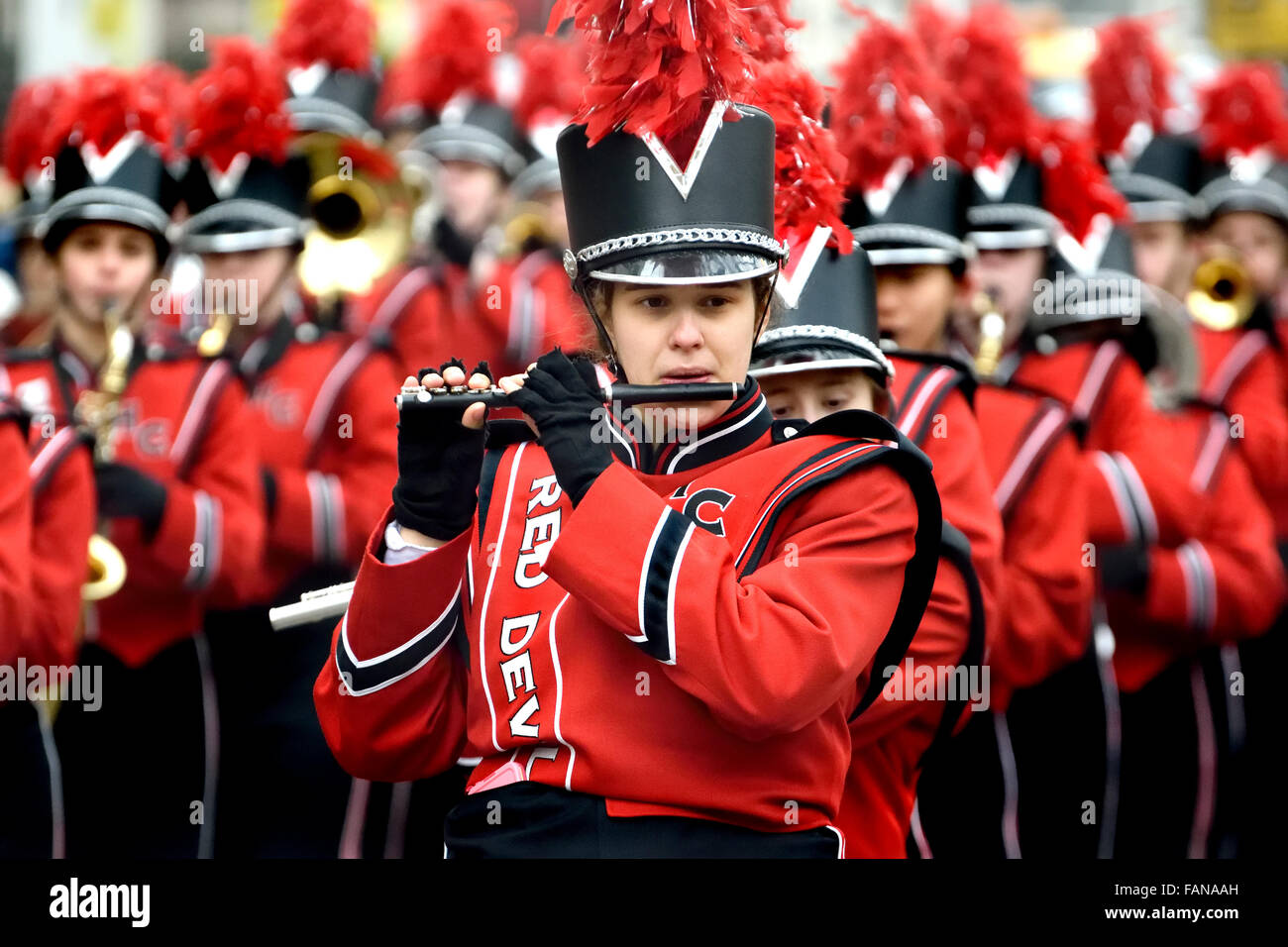 Londres, Royaume-Uni. Le défilé du Nouvel An Jan1 2016. Hinsdale Central High School Marching Band Red Devil - Joueur de piccolo Banque D'Images
