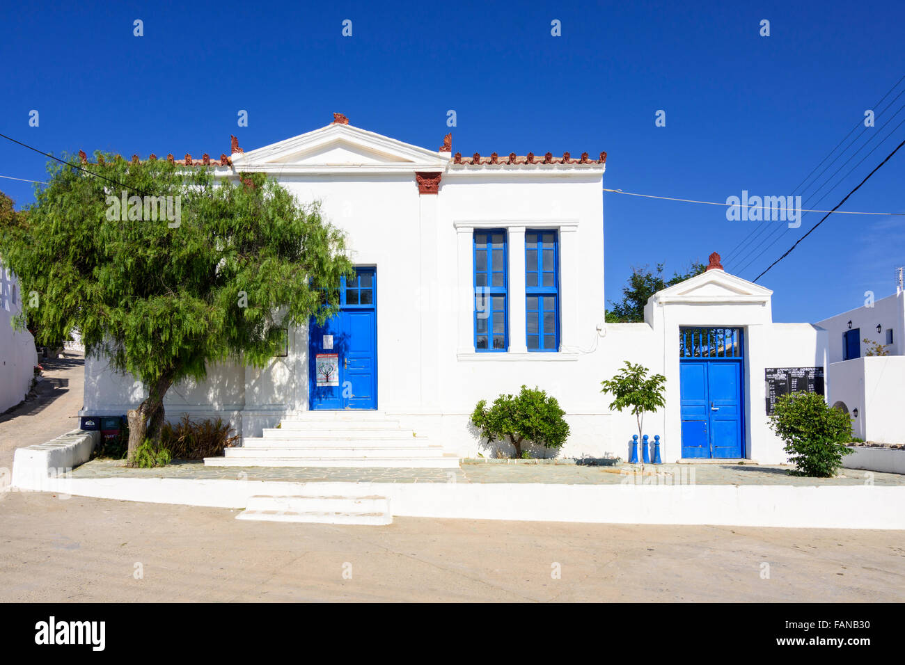 Bâtiment de l'école primaire néoclassique dans la Chora de Folegandros, Cyclades, Grèce Banque D'Images