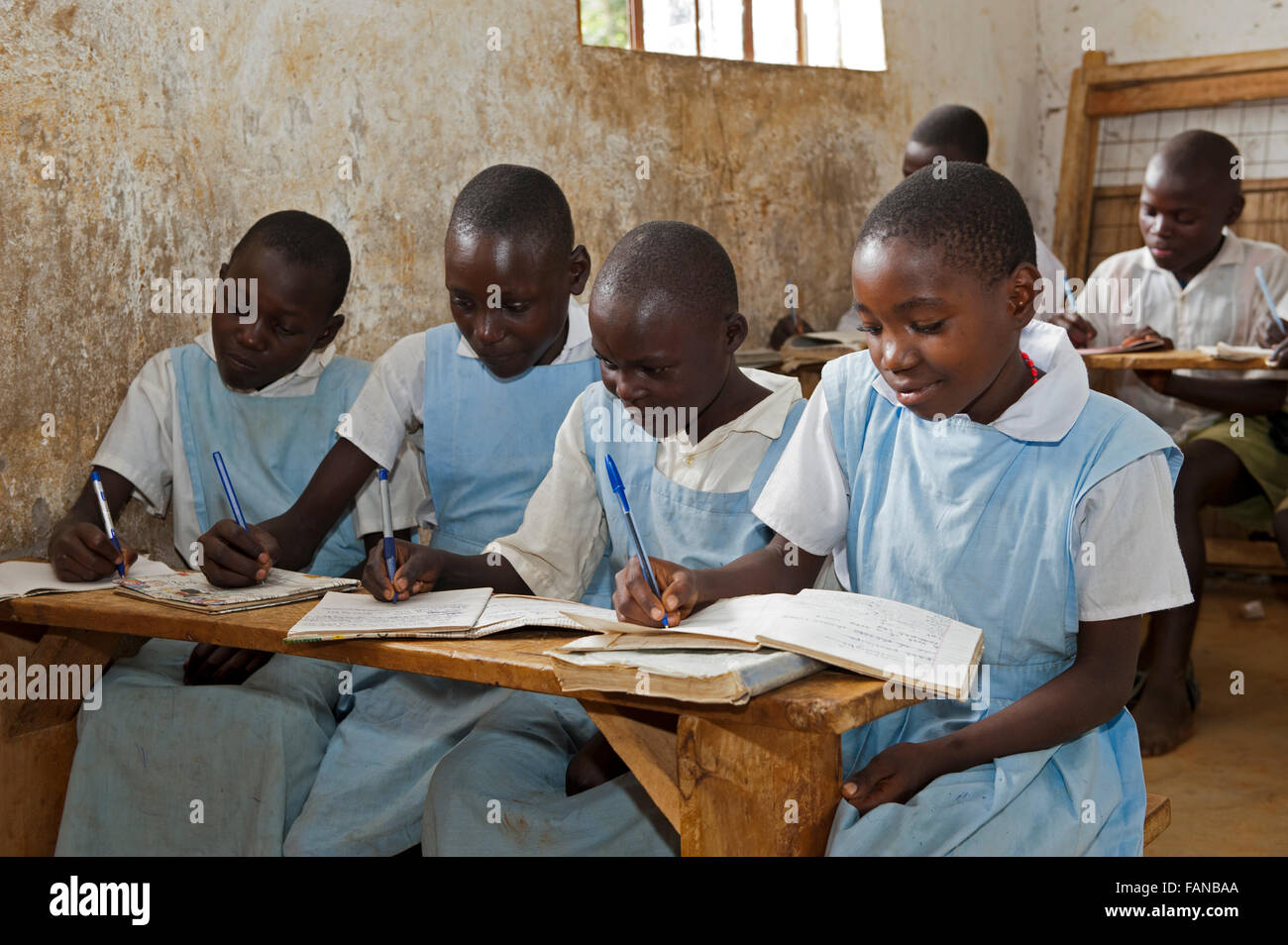 Les enfants dans une salle de classe à une école rurale au Kenya. Banque D'Images