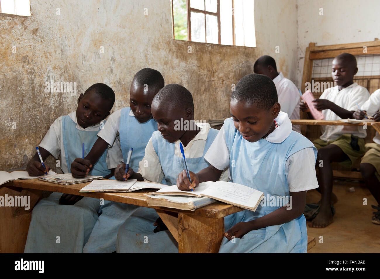 Les enfants dans une salle de classe à une école rurale au Kenya. Banque D'Images