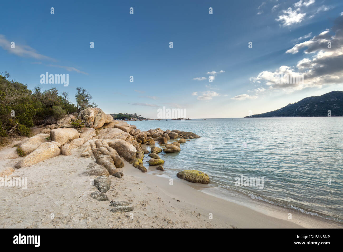 Les Roches et rochers dans une mer turquoise translucide et bleu ciel à la plage de Santa Giulia en Corse Banque D'Images